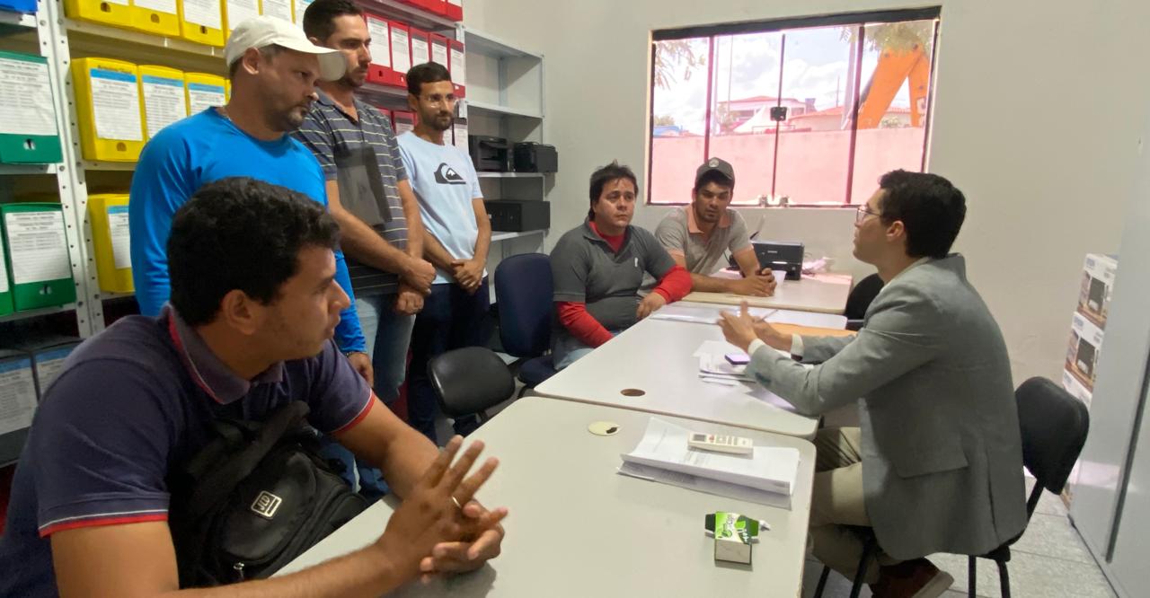 Prefeitura de Curral de Cima dialoga com concursados sobre impasse de nomeações em massa pela gestão anterior