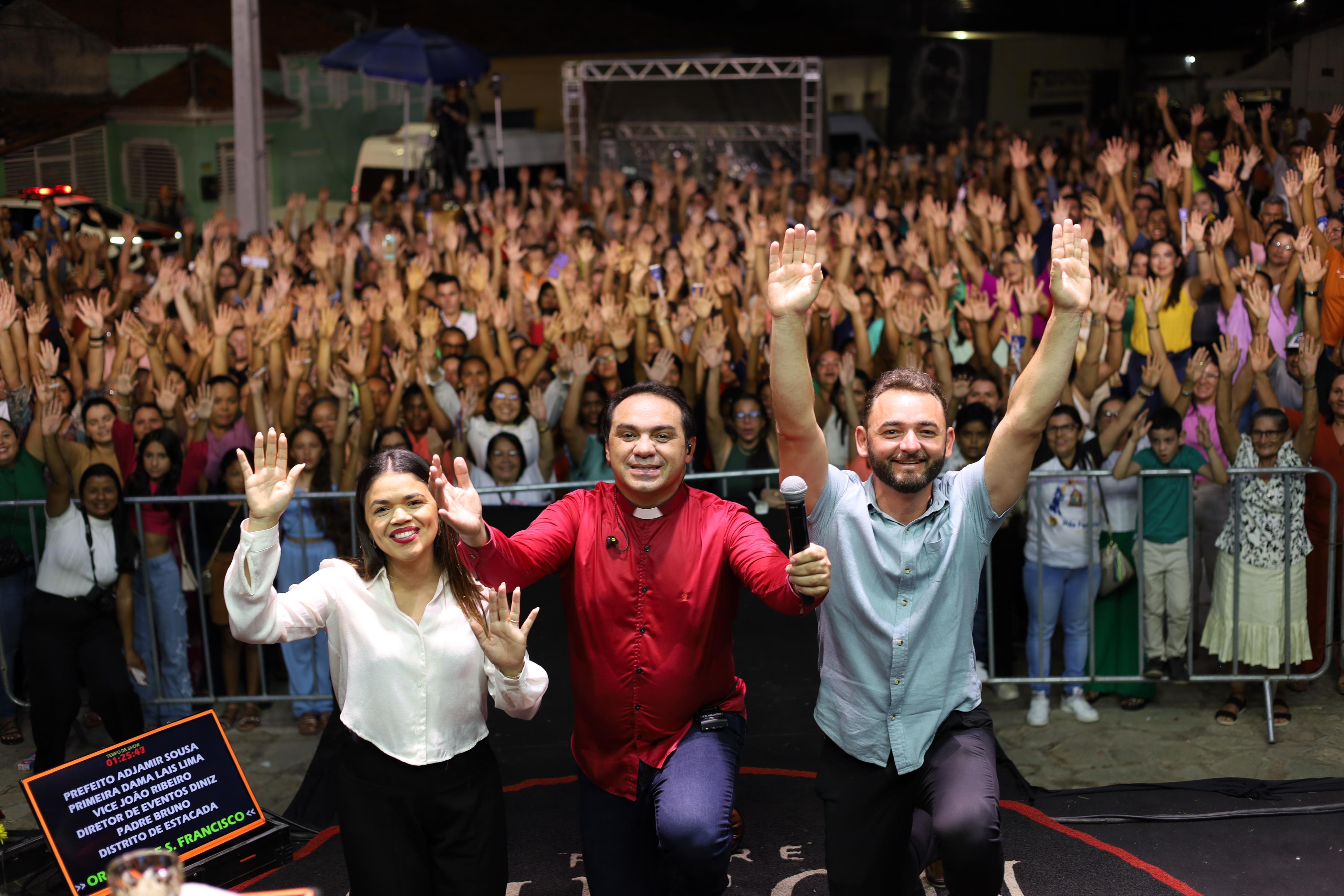 Show com Padre Nilson reúne multidão e encerra Novenário de São Sebastião em Estacada