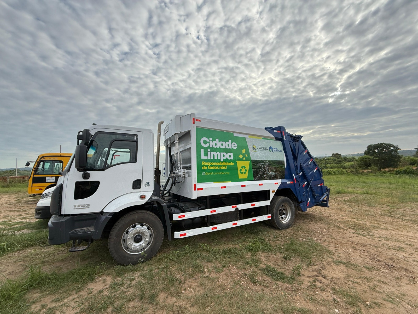 Prefeitura de Curral de Cima entrega carro compactador para qualificar coleta de lixo